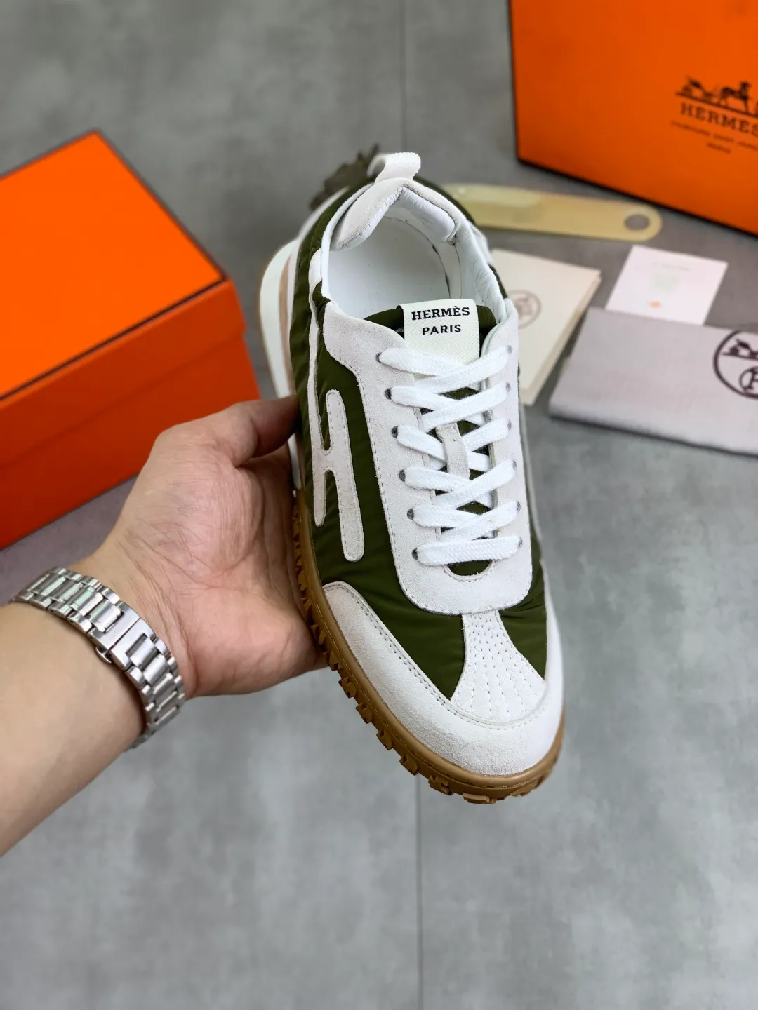 Men's men's shoes 💰P580 new top version original order Hermes Hermès couple 🧑‍🤝‍🧑 style Drift Sneaker autumn new casual sports shoes original purchase development and production H family men's classic series technical breathable fabrics with cowhide casual sports shoes casual sports dad shoes combine high-tech breathable materials and cowhide, H family exclusive button decoration on the side The outsole is full of H italic design and bright colors to show vitality and continue the brand design inspiration. Stroll around the city lightly and feel free and comfortable. Delivered in exquisite packaging🛍📦 ▪️Fabric: original customized breathable material + first layer of cowhide ▪️Inner lining: cowhide feet ▪��Outsole: molded and evacuated PU+TPU material ▪️Size: Female 34-40 (41 customized) Male 39-45 8️⃣ colors available Premium packaging